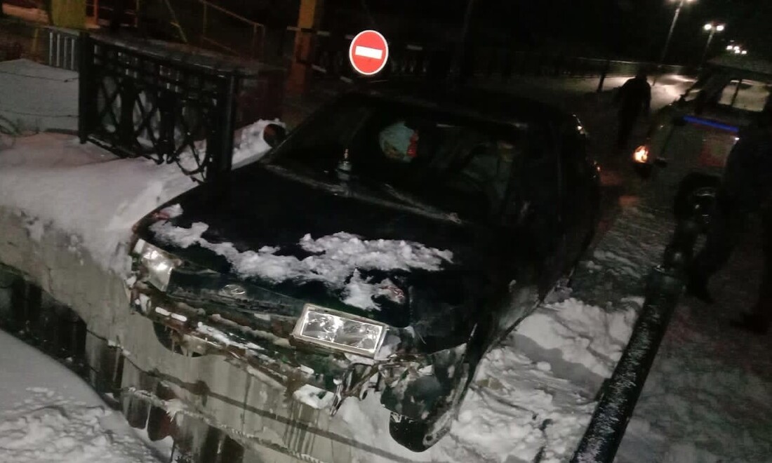 Пьяный водитель снёс ограждение в Белозерске