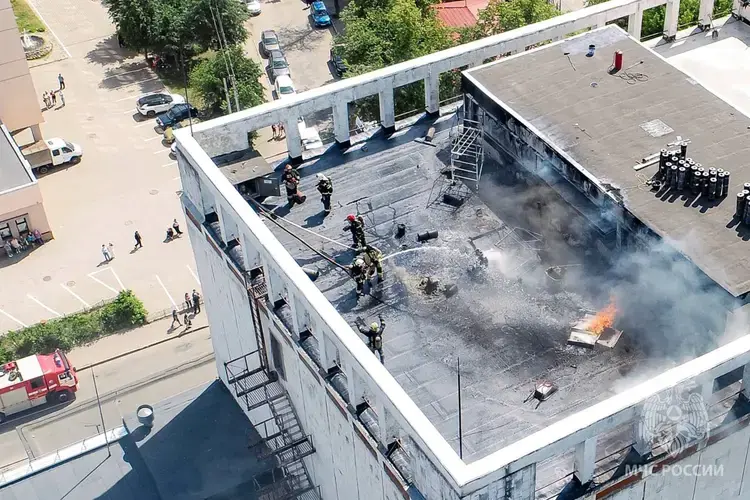 Тушение осложнялось тем, что на крыше находилось несколько газовых баллонов, которые могли взорваться в любой момент