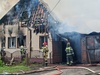 Пожарные в поселке Лежнево тушат частный дом на большой площади