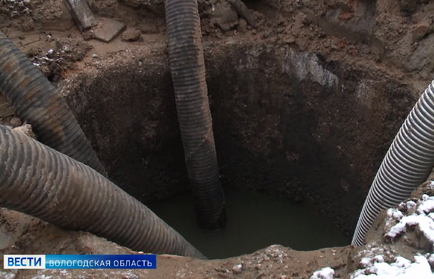 Коммунальщики ликвидировали фонтан нечистот на улице Конева в Вологде