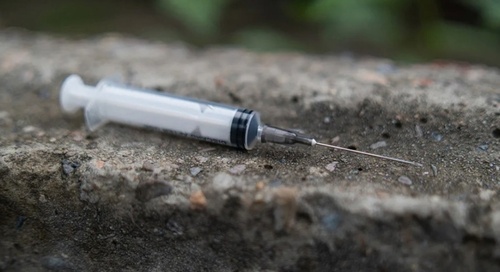 Две девочки из Вологды случайно поранили руку брошенным шприцем