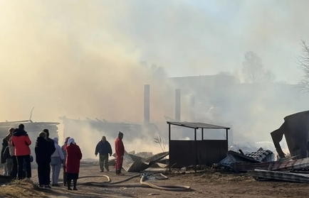 Мощный пожар уничтожил торговый центр и несколько зданий в центре Бабушкина