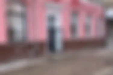 В Иванове на проспекте Ленина куски фасада многоэтажного дома падают прямо на тротуар с пешеходами