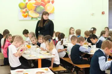 Губернатор потребовал от глав улучшить питание школьников
