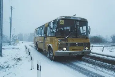 В Ивановском районе суд обязал школьный автобус заезжать за первоклашкой в ее село