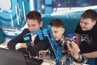 Юные ивановские изобретатели смастерили роборуку и фею, которая оживляет сердце