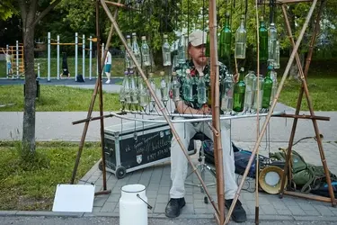 По Ивановской области ездит необычный уличный музыкант, который играет на подвешенных бутылках