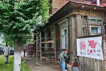 Команда участников "Том Сойер Феста" покрасила 200-летний купеческий особняк в Шуе
