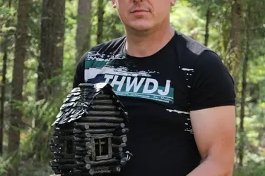 Южский кузнец выковал из металла избушку на курьих ножках