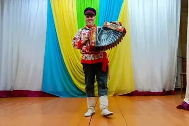 Путешественник-гармонист из Кирова Андрей Чешуин дает концерты в селах и деревнях Ивановской области