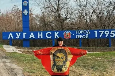 Монахиня из Введенского монастыря отвезла на СВО флаги с изображением Спасителя