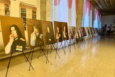 Арт-пространство Кинешемского драмтеатра заполнили портреты жен героев СВО