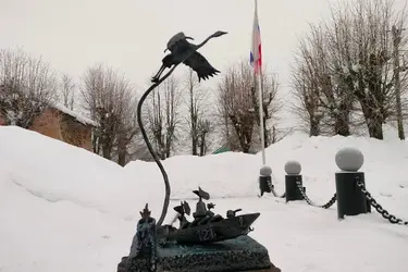 Кузнец из Южи выковал журавлика и мини-копию крейсера "Москва" в честь погибшего гвардии старшего мичмана