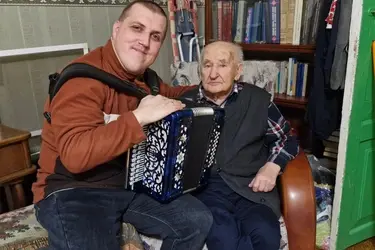 Гармонист из Вятки снял мини-фильм про 93-летнего ветерана Наполеона Золина из Родниковского района