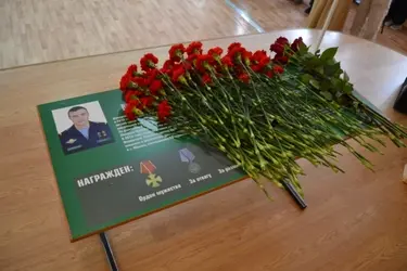 В ивановской гимназии № 3 в память о выпускнике открыли "Парту Героя"