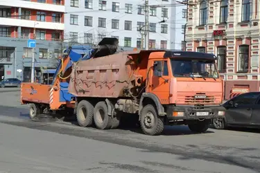 В Иванове рабочие проводят весеннюю уборку смёта на дорогах