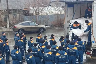 Ивановские курсанты укрепляют берег реки Тобол в Кургане мешками с песком