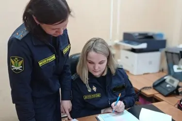 В Комсомольске владелец фирмы такси заплатил приставам долг, который ему "подарил" наемный работник