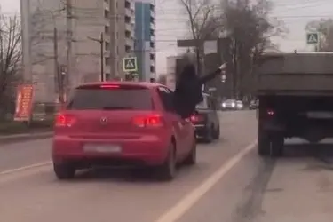 В Иванове владелица иномарки каталась по городу, по пояс высунувшись из окна