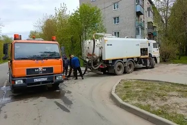 В Иванове рабочие проводят плановую прочистку дождеприемников