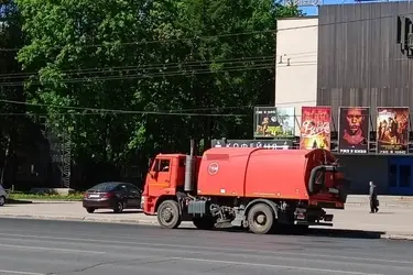 В Иванове в ночь на 28 мая улицы убирали 14 единиц спецтехники