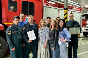 Клуб любителей Ивановского музтеатра отблагодарил пожарных за спасение Дворца искусств от огня