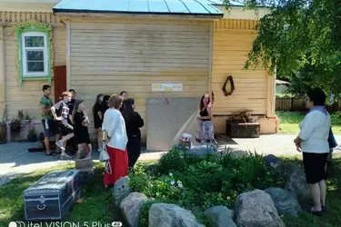 Жители и гости Лухского района вышивают двухметровую "луковую" картину