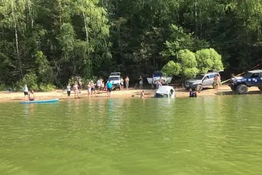 Ивановские "Грязепуты" с дайверами подняли со дна Уводьского водохранилища "Ладу-Калину"