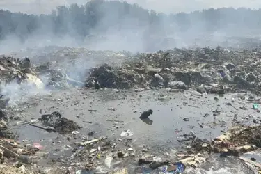 На полигоне "Залесье" тлеющие отходы заливаются водой и укрываются золой