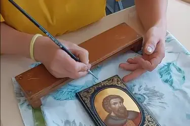 Палехские мастера пишут иконы с ликом Александра Невского на шкатулках