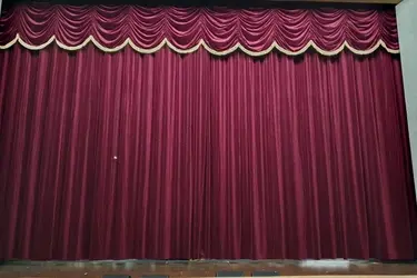 Перед зрителями Кинешемского драмтеатра в новом сезоне откроется занавес из испанского бархата