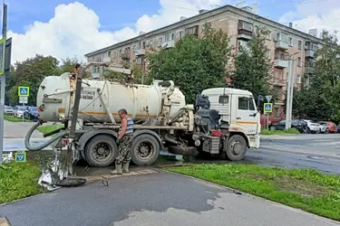 Три спецавтомобиля откачивают воду после дождя с 10 улиц Иванова