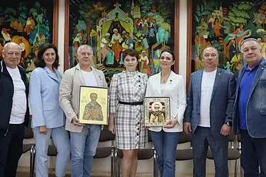Космонавты Олег Новицкий и Марина Василевская получили в подарок от палешан иконы