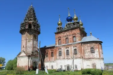 Двухэтажный храм с надземным переходом в Шекшове ждет реставрации