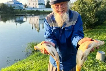 Монахи Николо-Шартомского монастыря вылавливают первую рыбу из собственного пруда