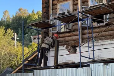 150-летний дом купца Кузнецова в Плесе постепенно сползает к Волге