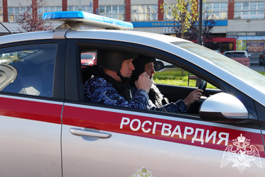 Росгвардейцы задержали мужчину, пытавшегося украсть из гипермаркета кофе на 8000 рублей