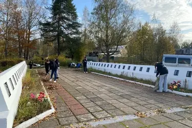 В Кинешме волонтеры убрали мусор у обелиска в микрорайоне Томна