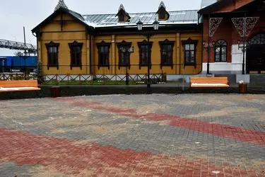 Площадь перед железнодорожным вокзалом в Шуе оделась в брусчатку