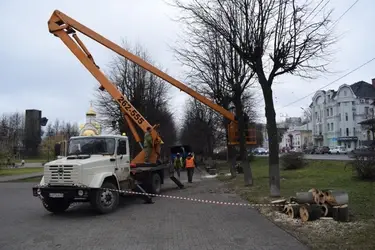 На площади Революции в Иванове начались обрезка и снос деревьев