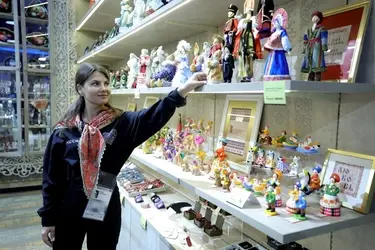 Сотрудники центра "Россия" в Москве оделись в форму с элементами старинных ивановских ситцев