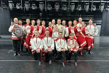 Фурмановские "Веснушки" сыграли шоу на дровах на театральной премии "Хрустальная Турандот"