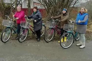 Почтальоны поселка Колобово получили в подарок по велосипеду