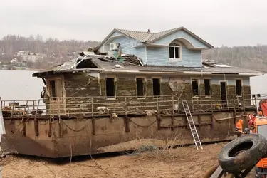 Затонувший дебаркадер и скульптура боцмана в Плёсе спасены из водного плена