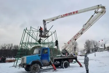На площади Пушкина в Иванове начали устанавливать елку