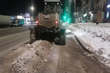 "В этом году хотя бы в центре чисто": днем 17 декабря дороги в Иванове убирают 43 машины