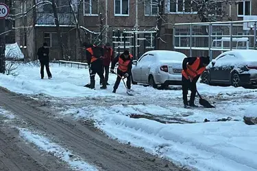 "Ноги подворачиваются": ивановцы пожаловались на нечищеные тротуары