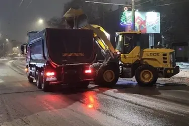 Ночью 24 декабря ивановские дорожники вывозили снег с проспекта Ленина