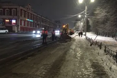 Пять тракторов чистили тротуары в Иванове в ночь на 26 декабря
