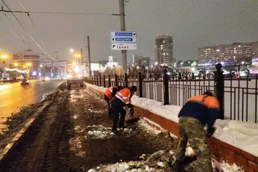 "Невозможно ходить с коляской": ивановские дорожники продолжают бороться с навалами снега